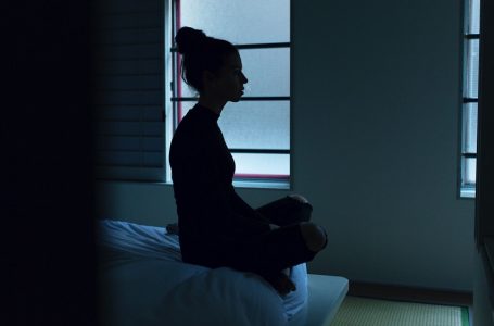 7 greșeli pe care le faci înainte de culcare care îți ruinează somnul