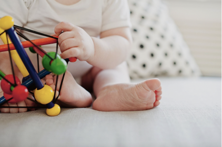 10 jocuri și jucării care stimulează dezvoltarea senzorială a copilului