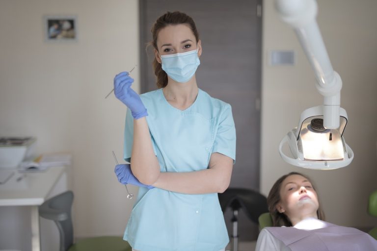 Ce afecțiuni orale poate ascunde respirația urât mirositoare
