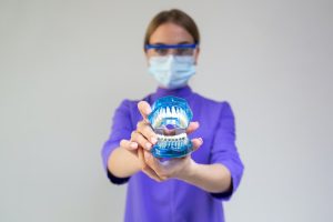Aparatul dentar fix vs mobil - care sunt diferențele și ce alegeți