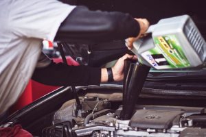 Mașina ta este mai mult decât un simplu mijloc de transport. Ea este o extensie a personalității tale, un simbol al stilului tău de viață și o investiție importantă. În acest sens, este important să ai grijă de ea pentru a-ți proteja investiția și pentru a-i menține aspectul și performanța optimă. Ce este detailingul auto? Detailingul auto este o formă specială de curățare și întreținere a mașinii, care implică curățarea și îngrijirea detaliată a fiecărei componente a mașinii. Este o modalitate de a menține aspectul și funcționarea optimă a mașinii tale, prin eliminarea murdăriei și depunerilor de la suprafața acesteia. Detailingul auto poate include o varietate de proceduri și tehnici, de la spălarea și curățarea vopselei și a jantelor, până la curățarea și lubrifierea motorului, schimbarea uleiului și a filtrelor și curățarea interiorului. În general, acest proces este efectuat cu ajutorul unor instrumente specializate, achiziționate într-un magazin detailing auto, cum ar fi aspiratoare, soluții de curățare, perii și alte produse de întreținere auto. Este important să menționăm că detailingul auto este diferit de spălarea obișnuită a mașinii la o spălătorie automată sau de spălarea manuală. Detailingul auto implică o atenție la detalii mai mare și o abordare mai specializată, care are în vedere fiecare componentă a mașinii și care folosește produse și instrumente specifice pentru fiecare situație. De ce este important detailingul auto? Una dintre cele mai importante componente ale detailingului auto este protejarea vopselei mașinii. Folosind produse special concepute pentru protecția vopselei, cum ar fi ceara și lacuri de sigilare, detailingul auto ajută la prevenirea zgârieturilor, petelor și altor daune la suprafața mașinii. În plus față de protecția vopselei, detailingul auto poate ajuta la îmbunătățirea performanței mașinii. Curățarea și lubrifierea sistemului de frânare, schimbarea uleiului și a filtrelor, aplicarea solutie curatare motor și alte intervenții similare pot crește eficiența și durabilitatea mașinii. Dacă ai mașina într-un mediu cu umiditate ridicată sau cu multă sare pe drumuri în timpul iernii, coroziunea poate fi o problemă majoră. Detailingul auto poate ajuta la prevenirea coroziunii, prin îndepărtarea murdăriei și a depunerilor care pot provoca coroziune. Detailingul auto poate face ca mașina să arate ca nouă. De la curățarea tapițeriei și a interiorului, până la polisarea vopselei și curățarea jantelor, detailingul auto poate elimina murdăria și urmele de uzură, pentru a-ți oferi o mașină care arată excelent. Dacă intenționezi să vinzi mașina în viitor, detailingul auto poate ajuta în menținerea valorii acesteia. Detailingul auto este o modalitate excelentă de a-ți proteja mașina și de a-i menține aspectul și funcționarea optimă. Deși poate fi o activitate care necesită timp și efort, beneficiile aduse de detailingul auto sunt numeroase și pot fi văzute în valoarea mașinii tale, precum și în plăcerea de a conduce o mașină curată și bine întreținută.