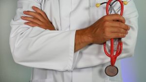 Dacă în urmă cu mulți ani aveam doar opțiunea spitalului de stat atunci când venea vorba de un consult medical, acum există pe piață multe clinici private care oferă aceleași servicii – cum o alegi pe cea mai potrivită pentru nevoile tale? Unele persoane aleg stric în funcție de costuri, altele în funcție de renume sau accesibilitate. Dacă un prieten a fost mulțumit de o anumită clinică medicală, asta nu înseamnă că și tu vei avea parte de aceeași experiență pozitivă. Iată care sunt criteriile de care ar trebui să ții cont pentru a alege cea mai bună clinică medicală pentru tine: Specializarea de care ai nevoie Dacă te doare foarte tare o măsea, nu te opri la o policlinică, ci mergi direct la un cabinet stomatologic. Dacă ai nevoie de servicii de psihiatrie Cluj, caută o clinică care are o astfel de specializare. În acest mod vei ști sigur că medicii au experiență și te pot ajuta cu o soluție personalizată pentru problema pe care o ai. Renumele clinicii sau a medicilor Există clinici foarte bune, care nu au nevoie de reclamă pentru că și-au construit un renume prin calitatea serviciilor oferite. La fel se întâmplă și în cazul medicilor. Dacă ai fost diagnosticat cu o afecțiune gravă, ce necesită un tratament rapid și eficient, ar fi bine să te orientezi către o clinică sau un medic cunoscut pentru cazuri asemănătoare. Trebuie totuși să menționăm că clinicile sau medicii care se bucură de renume nu doar la nivel local, ci și național, și care atrag pacienți din toate colțurile țării, cel mai probabil au și tarife mult mai mari. Și așa ajungem și la următorul criteriu: costurile. Costurile și asigurarea medicală Înainte de a te programa la un consult, verifică tarifele la mai multe clinici Cluj. Uneori, costurile mari nu pot fi justificate, iar acest lucru poate fi confirmat de recenziile pacienților care au apelat la serviciile unei clinici și nu au fost mulțumiți de experiență. Așa că, citește recenzii și analizează raportul calitate-preț înainte de a lua o decizie. Dacă ai asigurare medicală privată, nu ezita să întrebi clinicile pe care le iei în considerare dacă țin cont de acest lucru – multe dintre ele lucrează cu asiguratorii privați. Este important să găsești o clinică cu care rezonezi pentru că așa nu vei amâna controlul medical la nesfârșit. Vei ajunge să mergi din plăcere la controalele medicale periodice, știind că vei găsi mereu înțelegere, seriozitate și profesionalism. Așa vei reuși să îți menții și sănătatea la cote maxime.